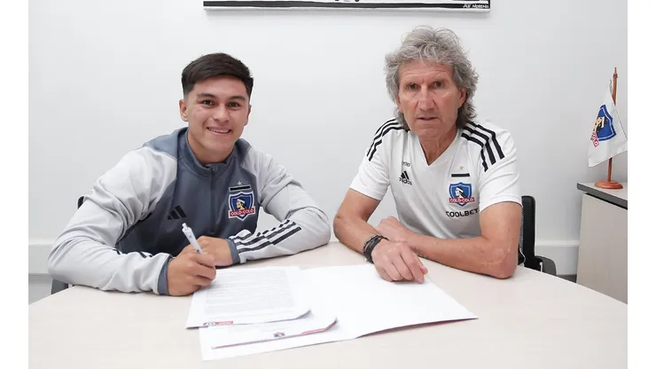 Bastiám Silva firma su primer contrato profesional en Colo Colo (Foto: Colo Colo)