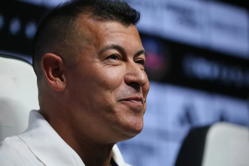 Jorge Almirón en su presentación en Colo Colo. (Foto: Javier Salvo/Photosport)