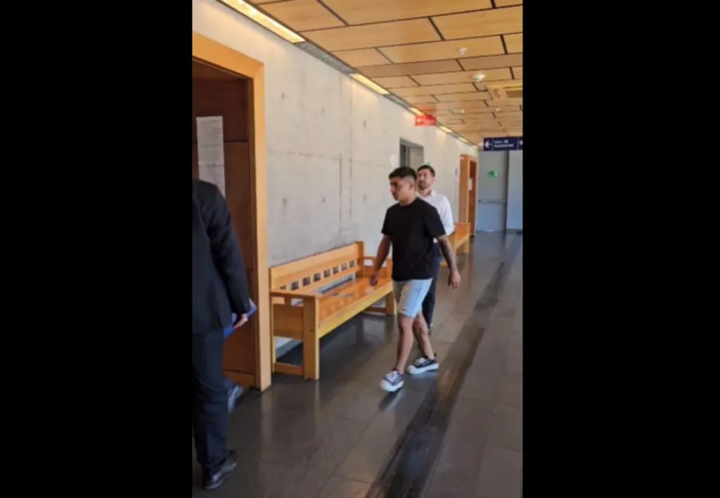 Jordhy Thompson en su llegada al Cuarto Juzgado de Garantía de Santiago. (Captura Radio ADN)