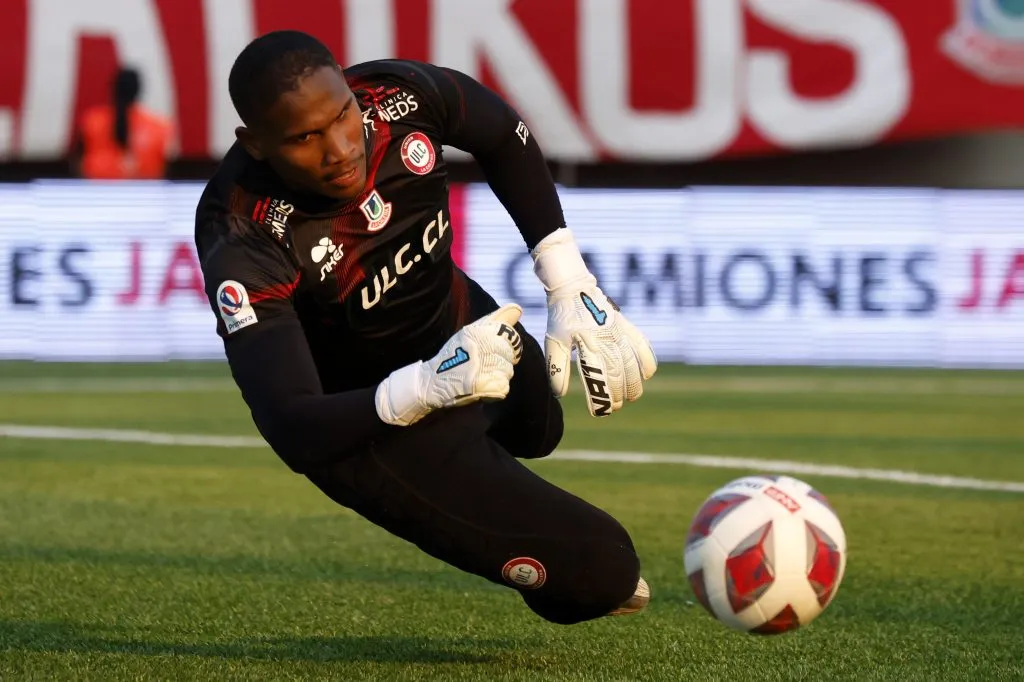 Omar Carabalí tendría que luchar la titularidad en Colo Colo con Brayan Cortés y Fernando de Paul (Foto: Photosport)