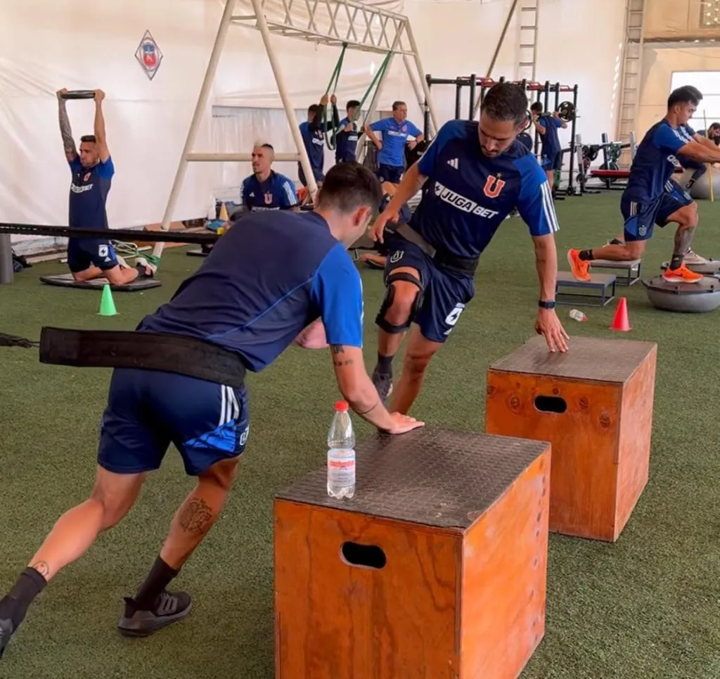 Los trabajos de la U este lunes con Mateos y su rodilla derecha (Captura)