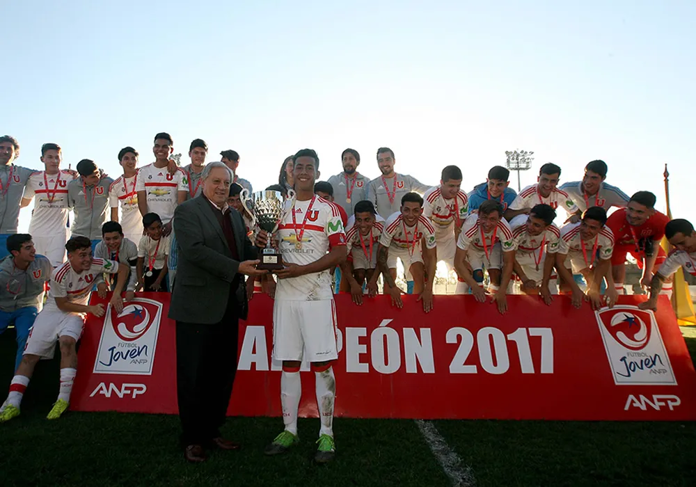 La U campeón sub 17 en el año 2017 con Jara en el banco y Guerrero entre sus jugadores (ANFP)