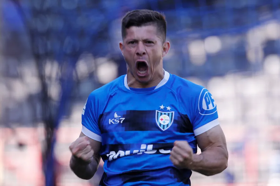 Pablo Flamm se queda con Cris Martínez para la delantera azul. | Foto: Photosport