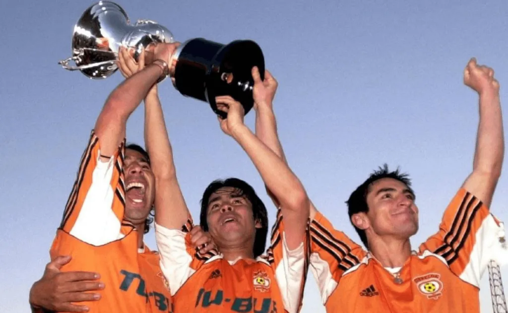 Rodrigo Pérez, Patricio Galaz y Fernando Martel levantando el título del fútbol chileno | FOTO: Archivo