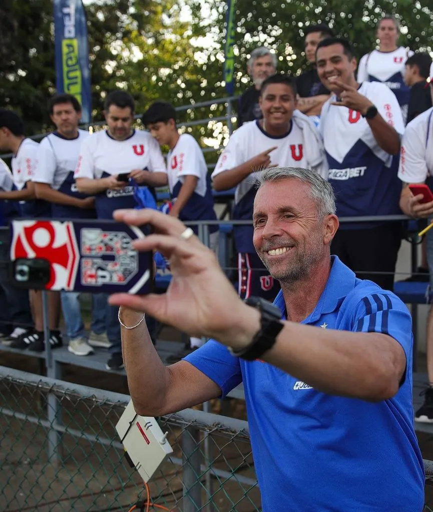 Gustavo Álvarez junto a los hinchas el día de la presentación de refuerzos (Prensa UCH)