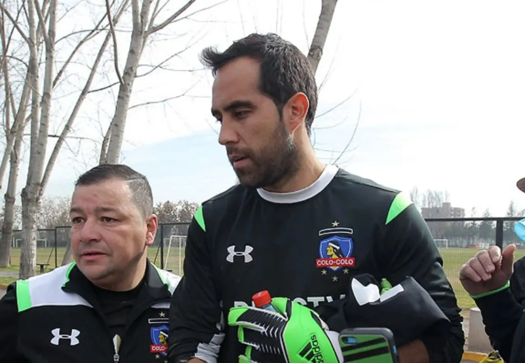 En 2015 Claudio Bravo acusó que no lo dejaron entrenar en el Estadio Monumental, en medio de un viaje a Chile.