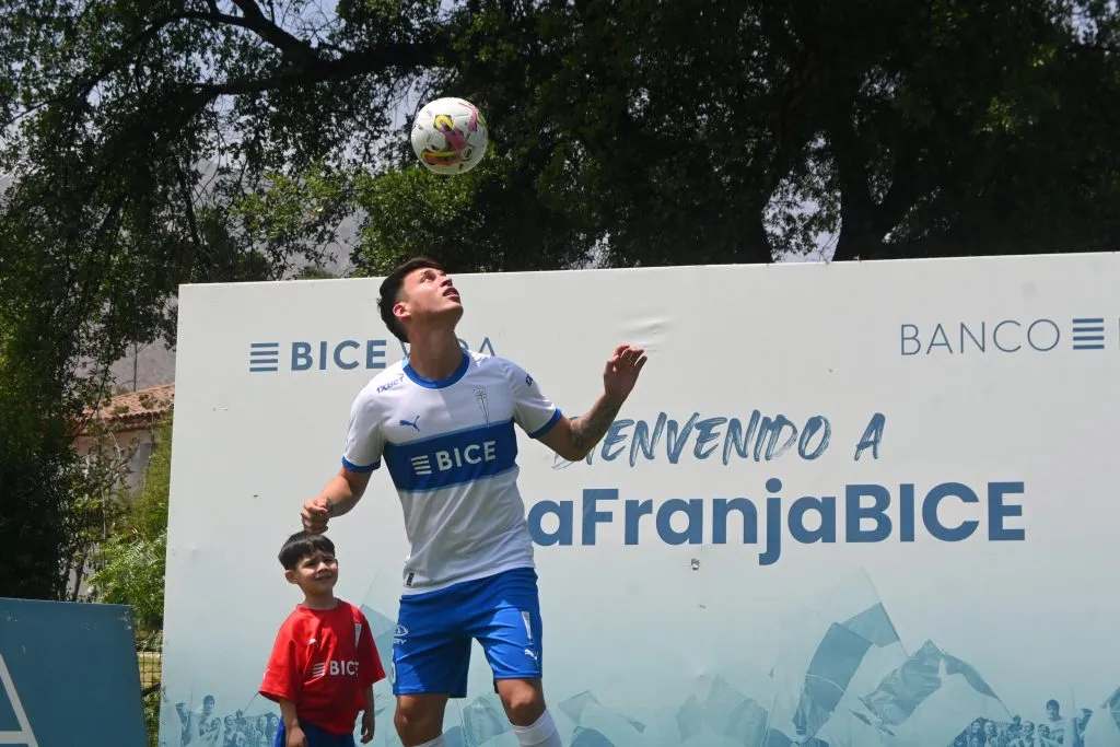 Alfred Canales -con el balón- quiere darle un toque europeo a la UC (Comunicaciones Cruzados)