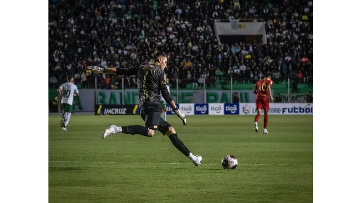 El arquero chileno que brilla en el extranjero mantiene la ilusión de volver a Colo Colo. (Foto: Cedida)