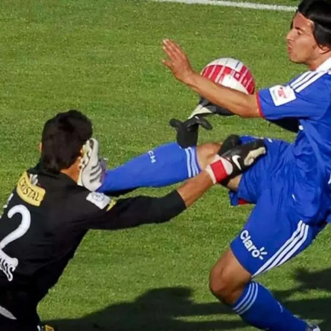 Momento del impacto que le provocó la lesión a Raúl Olivares en el Superclásico del 2011.