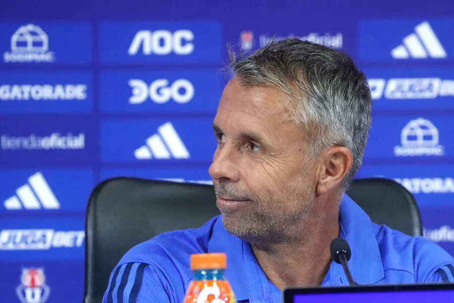 Gustavo Álvarez vive sus primeros días como DT de la U (Photosport)