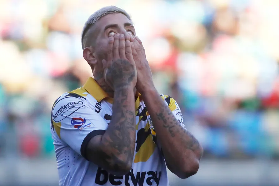 Tito Awad se aburrió de Rodrigo Holgado. | Foto: Photosport