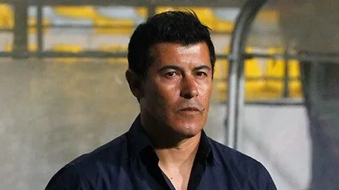 Almirón vive su primer dolor de cabeza como DT albo.