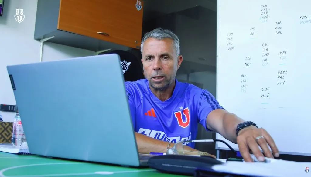 Claudio Borghi ve un plantel corto en la Universidad de Chile. Aquella conclusión la saca al mirar la pizarra de Gustavo Álvarez (Foto: Universidad de Chile).