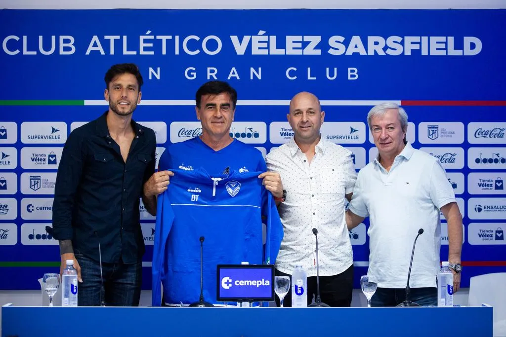 Gustavo Quinteros en su presentación en Vélez Sarsfield. (Foto: @Velez)