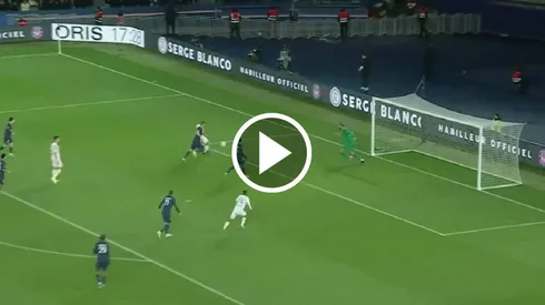 El lateral chileno tuvo el descuento pero erró por poco