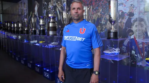 Héctor Hoffens le sube el dedo a Gustavo Álvarez.