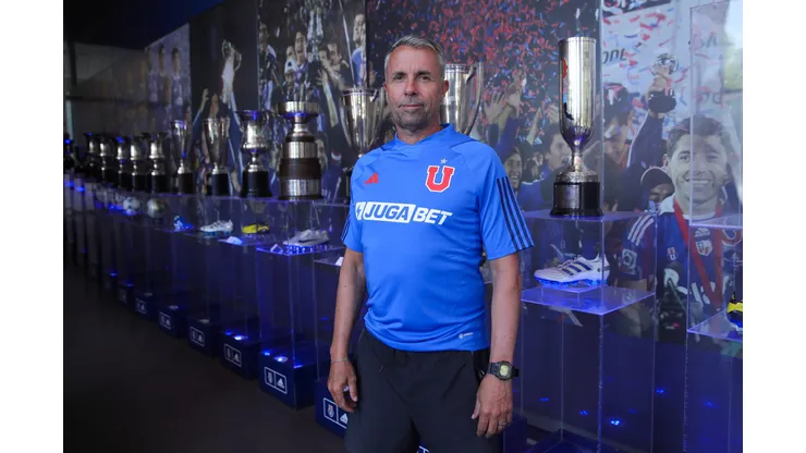 Héctor Hoffens le sube el dedo a Gustavo Álvarez.