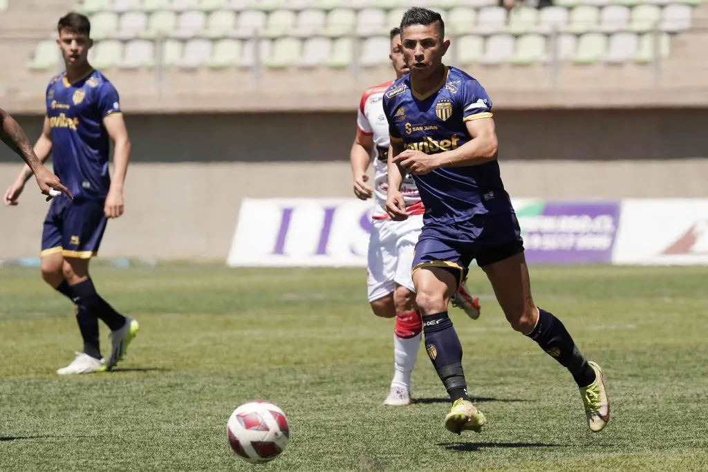 Felipe Flores es uno de los jugadores que firmaría en Wanderers (Photosport)