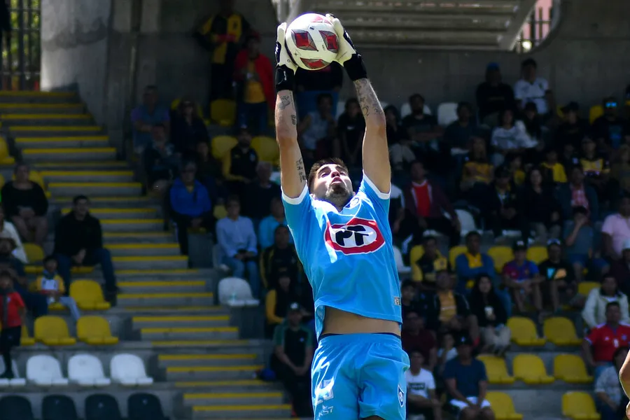 Johnny se la juega por Castellón en el arco azul. | Foto: Photosport