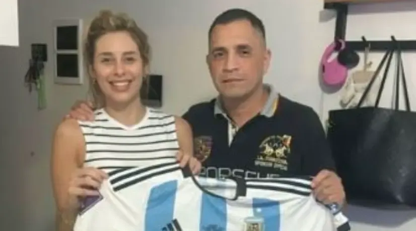 Yésica Frías subió a su cuenta de instagram una foto junto al comprador de la camiseta de su ex Exequiel Palacios