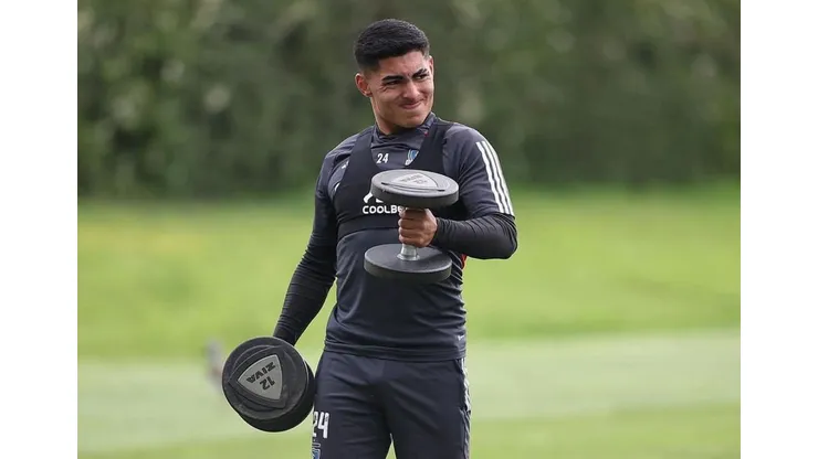 Jordhy Thompson se alista para su debut en Rusia. (Foto: Colo Colo)