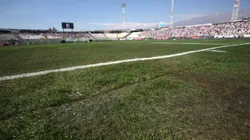 La cancha del Estadio Monumental sigue sin estar a la perfección. (Foto: Jonnathan Oyarzún/Photosport)