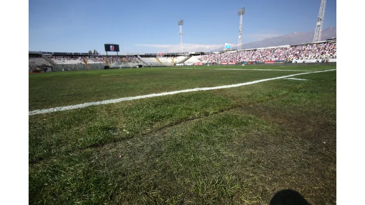 La cancha del Estadio Monumental sigue sin estar a la perfección. (Foto: Jonnathan Oyarzún/Photosport)