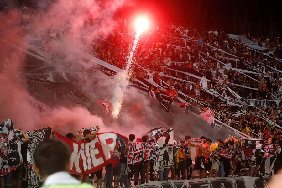 Se teme por el comportamiento de los hinchas albos esta noche. | Foto: Photosport