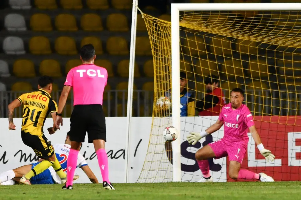 Sebastián Pérez -der- sabe que la UC debe mejorar lo más rápido en el fútbol chileno (Photosport)