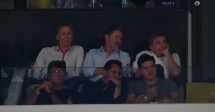 Gareca viendo el partido entre Colo Colo y Huachipato por la Supercopa | FOTO: Captura TNT Sports