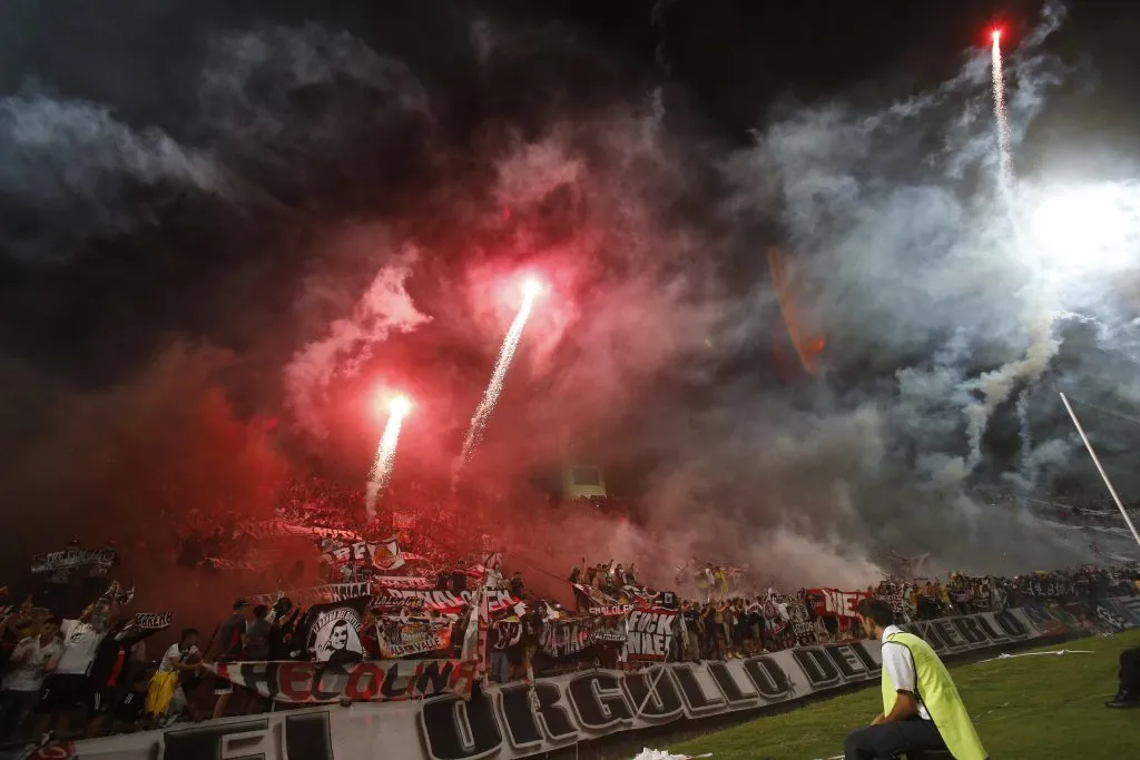 Hinchas albos presentes en el Estadio Malvinas Argentina | FOTO: Jonnathan Oyarzun/Photosport