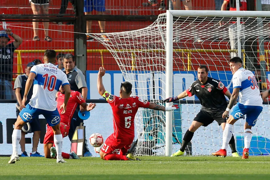 La UC arrancó de la peor manera el torneo. | Foto: Photosport