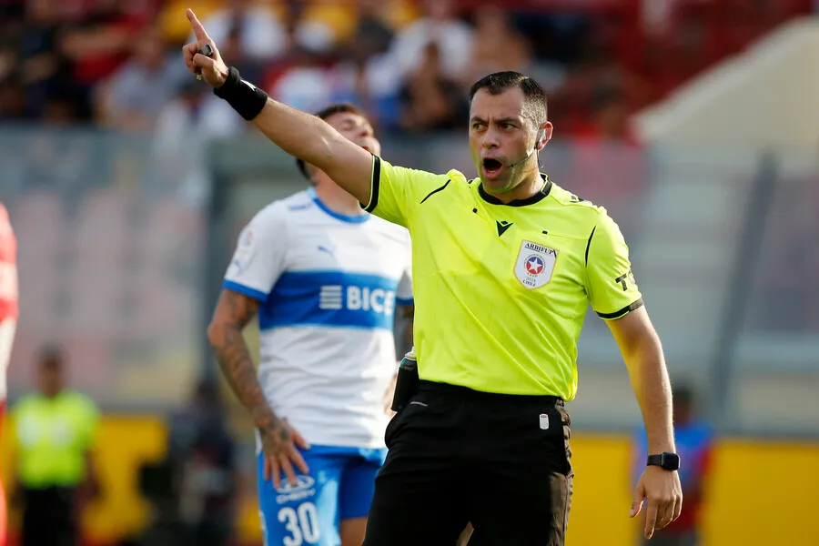 Diego Flores generó enojo en la UC. | Foto: Photosport
