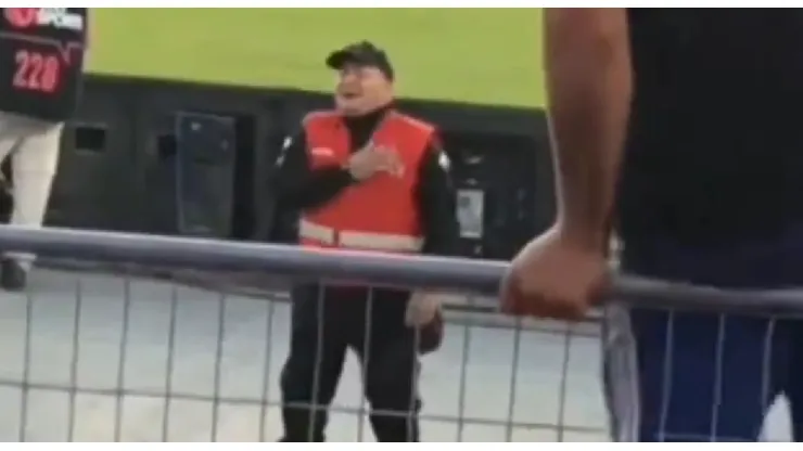 Guardia de seguridad se emociona tras cantar el himno de la U.