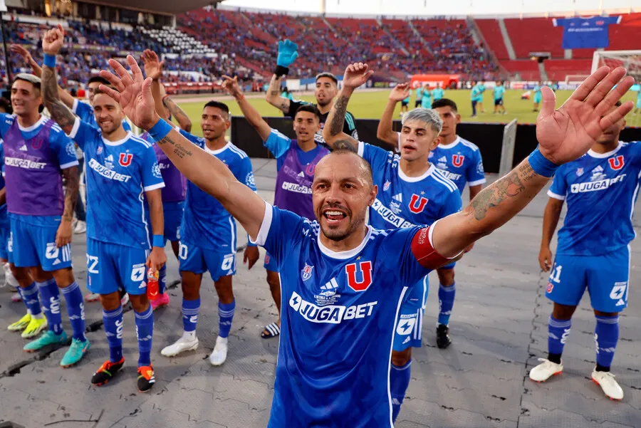 Marcelo Díaz celebrando con la gente tras el triunfo azul. | Foto: Photosport