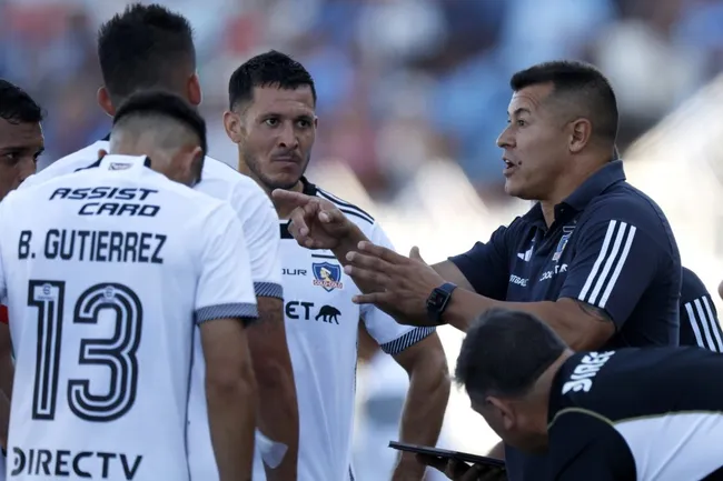 Jorge Almirón no pudo estirar su invicto con Colo Colo. (Foto: Andrés Pina/Photosport)