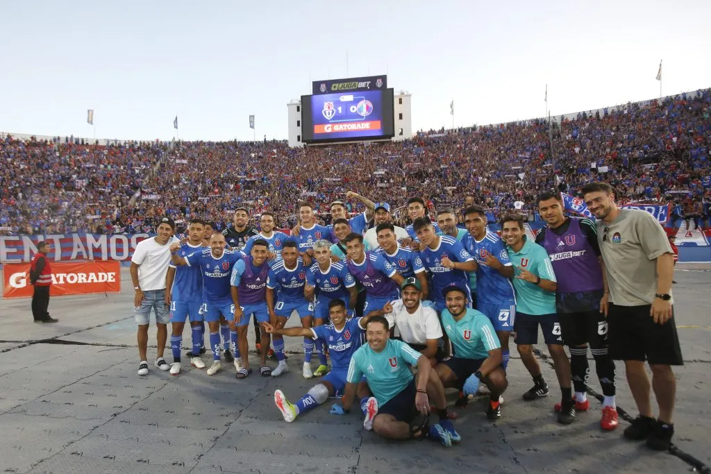Los jugadores azules agradecieron el constante apoyo del hincha de la U | FOTO: Jonnathan Oyarzun/Photosport