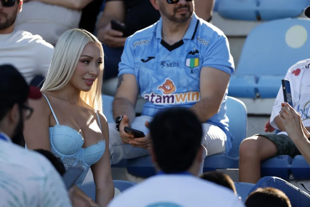 Daniella Chávez tomándose fotos con los hinchas de O’Higgins en el Estadio El Teniente de Rancagua. (Foto: Andrés Pina/Photosport)