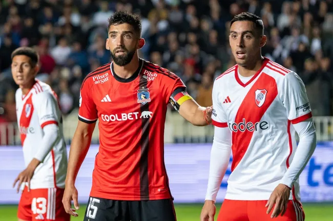 Emiliano Amor como capitán de Colo Colo en el último amistoso contra River Plate. (Foto: Guillermo Salazar)