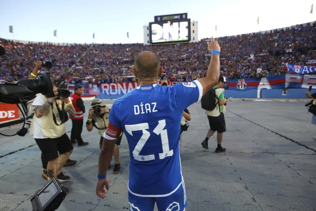 Marcelo Díaz saludando al hincha azul | FOTO: Jonnathan Oyarzun/Photosport