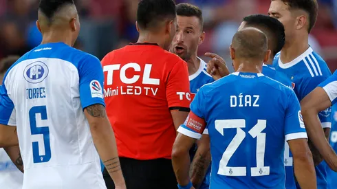 El delantero de 33 años se fue expulsado en su debut.