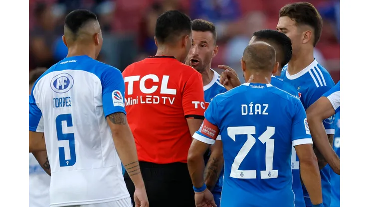 El delantero de 33 años se fue expulsado en su debut.