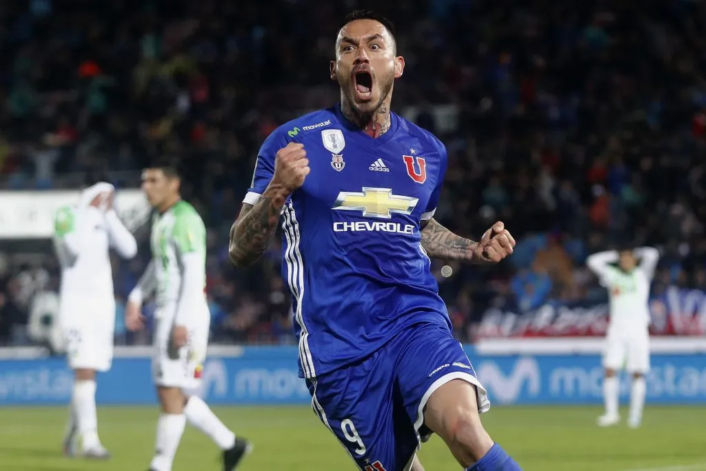 Pinigol fue recibido de gran forma por los hinchas de la U. (Foto: Photosport)