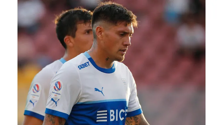El delantero nacido en Renca vio la roja desde el banco de suplentes