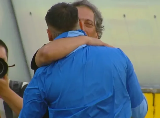 Mario Salas se funde en un gran abrazo con Nico Castillo (Captura TNT Sports)