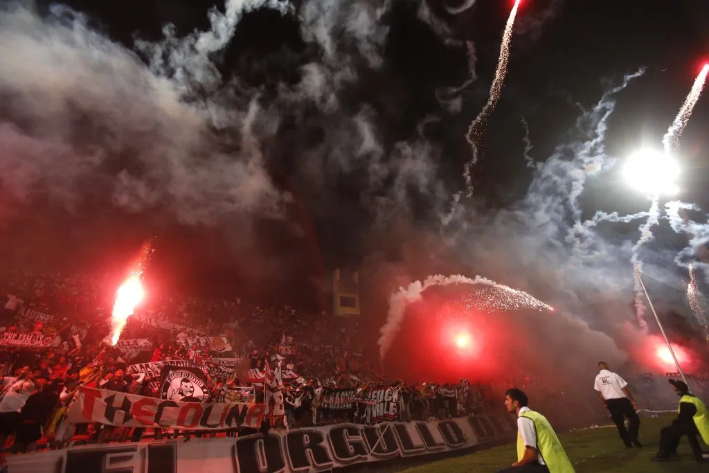 Barra de Colo Colo en el Estadio Malvinas Argentinas de Mendoza. (Foto: Jonnathan Oyarzún/Photosport)