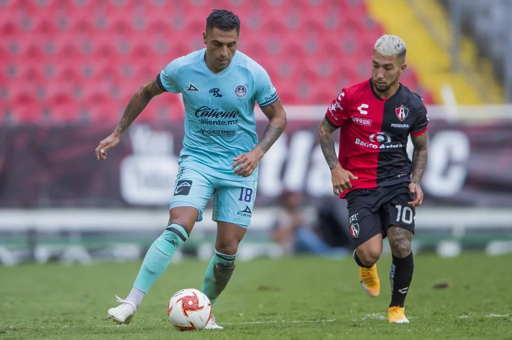 Gonzalo Jara -izq- vestirá la camiseta de Vial al menos sólo en la Tarde Aurinegra (Photosport)