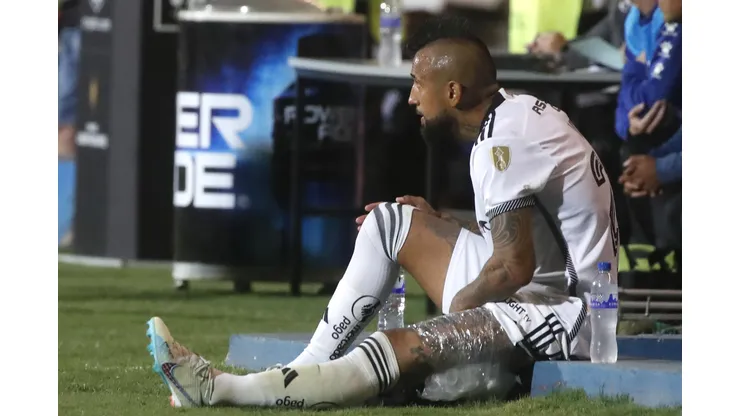 Arturo Vidal no pudo terminar el partido de Colo Colo vs Godoy Cruz. (Foto: Jonnathan Oyarzún/Photosport)