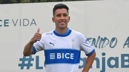 Joaquín Torres posando con la camiseta de Universidad Católica.