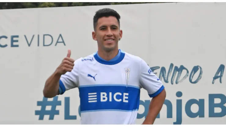 Joaquín Torres posando con la camiseta de Universidad Católica.